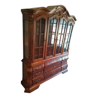 Vintage Drexel Heritage Brittany Collection Louis XV Style Provincial China Hutch Display For Sale