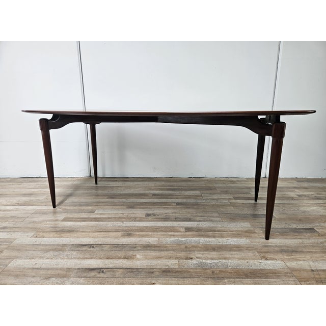 This refined dining table designed by Gaetano and Alessandro Besana in the 1960s is an elegant expression of postwar...