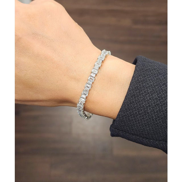 This exquisite tennis bracelet showcases contemporary elegance. Adorned with a series of 62 natural mixed-cut white...