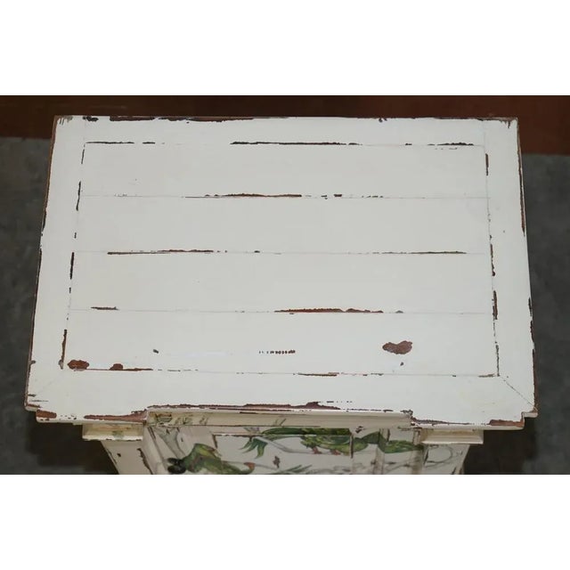 White Hand Painted Parrots / Birds of Paradise Side End Table Bedside Drawers, Set of 2 For Sale - Image 8 of 18