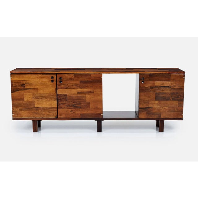 This iconic stunning rosewood credenza from the Componivel series was designed by Jorge Zalszupin (1922-2020) and...