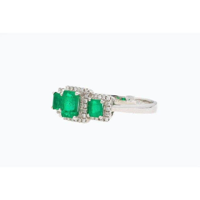 Modern 1.03 Carat Emerald and Diamond 3-Stone Ring in 18k White Gold Setting Size 7.5 For Sale - Image 3 of 10