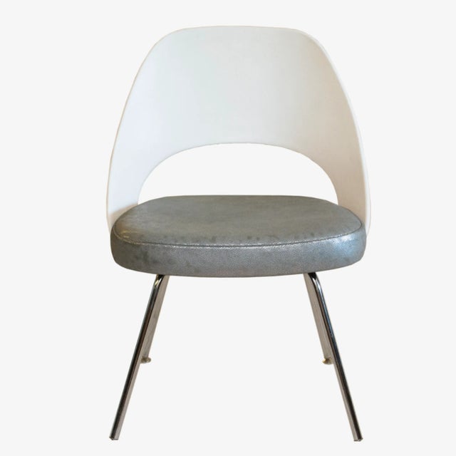 Knoll Knoll Armless Saarinen Plastic-Back Side Chair in Space-Age Silver Beaded Leather For Sale - Image 4 of 8