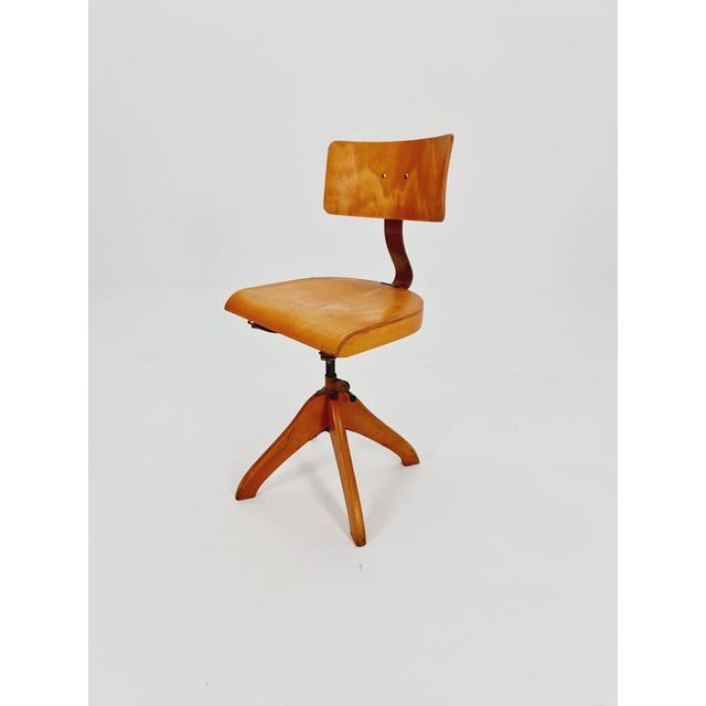 Bauhaus swivel office chair in solid wood By Polster Gleich ,1930s The chair is in good condition Measurements: Height :...