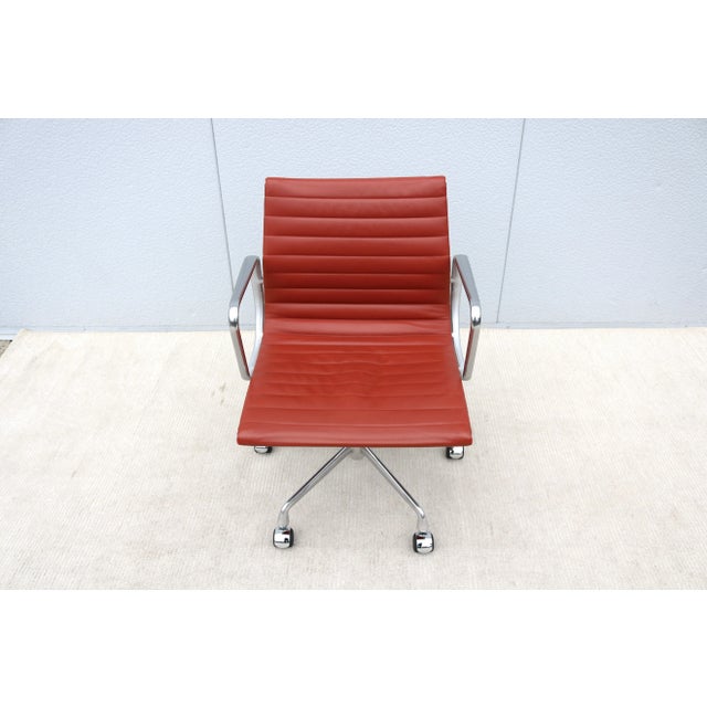 Stunning authentic mid-century modern Eames aluminum group management chair. A timeless design classic and contemporary...