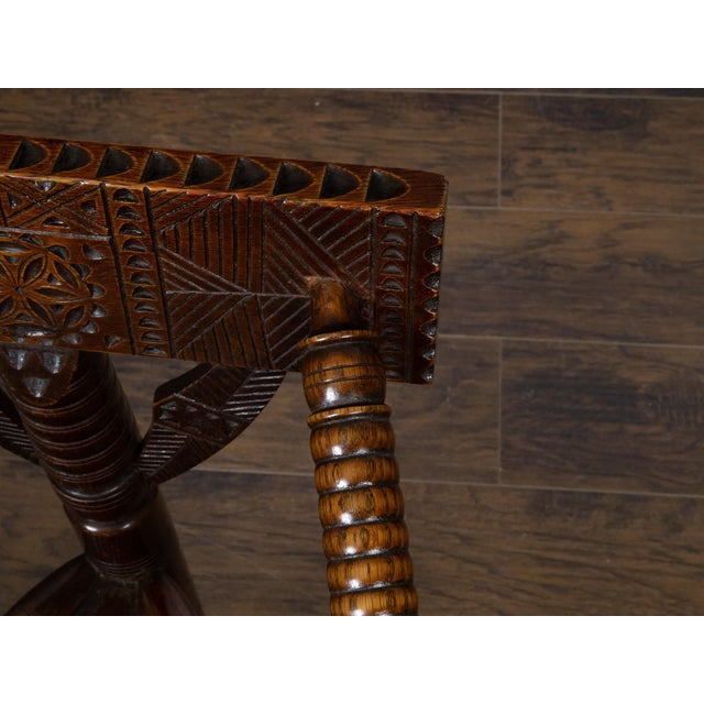 Early 20th Century English Turn of the Century Oak Corner Chair with Carved Geometric Back Splat For Sale - Image 4 of 12