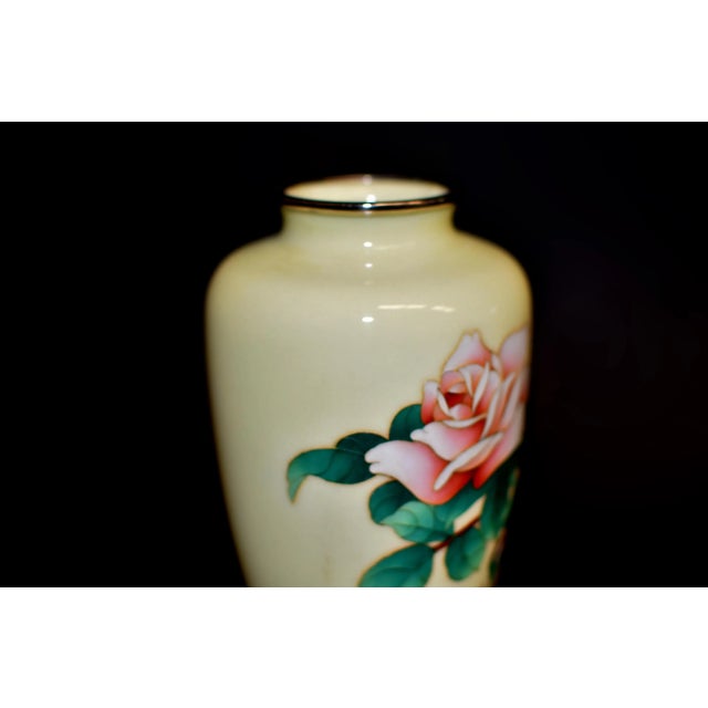 Japanese Early 20th Century Signed Ando Jubei Japanese Cloisonne Vase Cream Yellow With Roses For Sale - Image 3 of 12