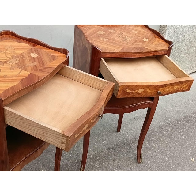 French 1930s Pair of French Louis XV Style Rosewood Side Tables Nightstands For Sale - Image 3 of 11