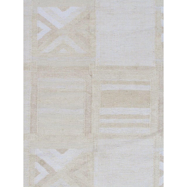 Handwoven in India, this Kilim draws inspiration from the clean and simple aesthetics of Swedish designs. Its blend of...