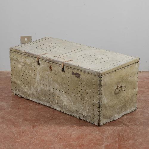 This charming antique trunk represents an authentic piece of history, ideal for anyone wishing to undertake a conservative...