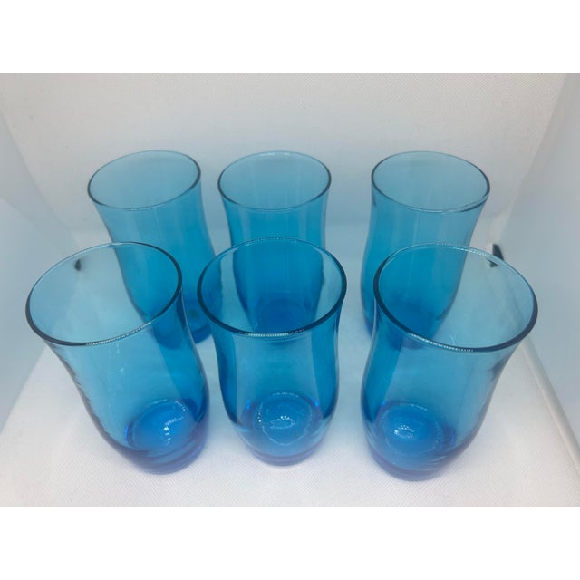 Elevate your dining experience with this set of 4 Vintage Anchor Hocking Blue Flair Top Tumblers. Crafted with precision,...