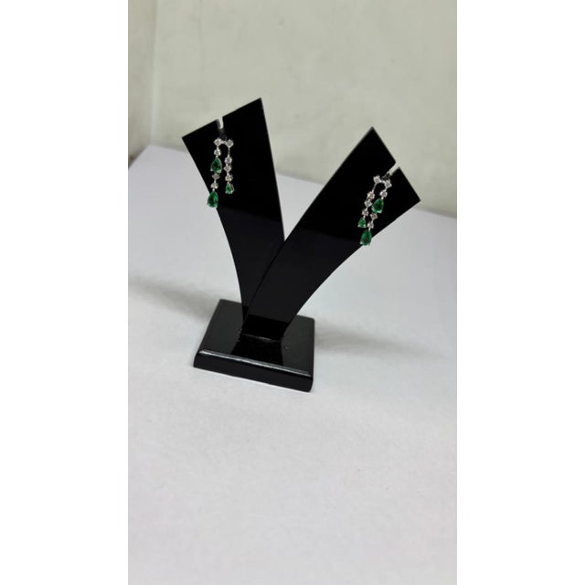 GEMSTONE DETAILS DIAMOND WEIGHT: 0.30 CTS EMERALD WEIGHT: 0.74 CTS 18K GOLD NET WEIGHT: 2.93 GRAMS GROSS WEIGHT: 3.14...