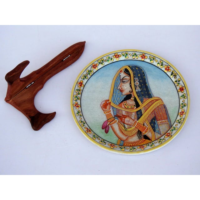 White Marble Handicraft Plate Rajasthani Women Bani Thani Tribal Ethnic Hand Painted For Sale - Image 8 of 8
