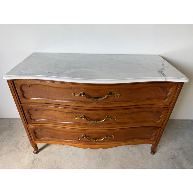 1960s Vintage French Provincial Louis XV Style Walnut & White Marble Top Three-Drawer Commode For Sale - Image 13 of 16