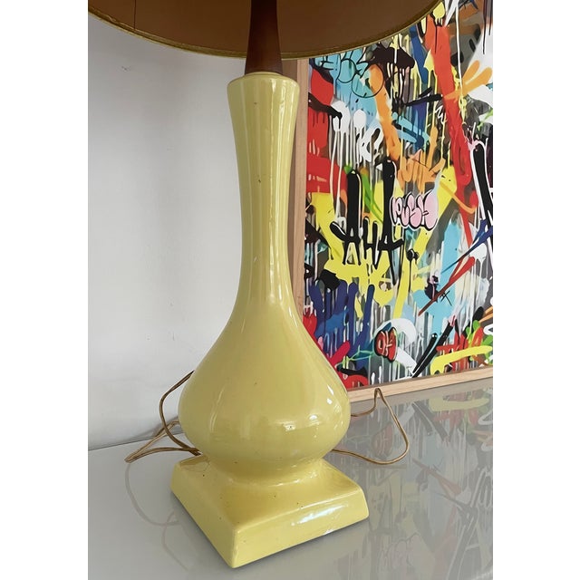 Vintage Mid Century Modern Yellow Ceramic Table Lamp | Original Atomic Pattern Shade, C. 1960's For Sale In New York - Image 6 of 9