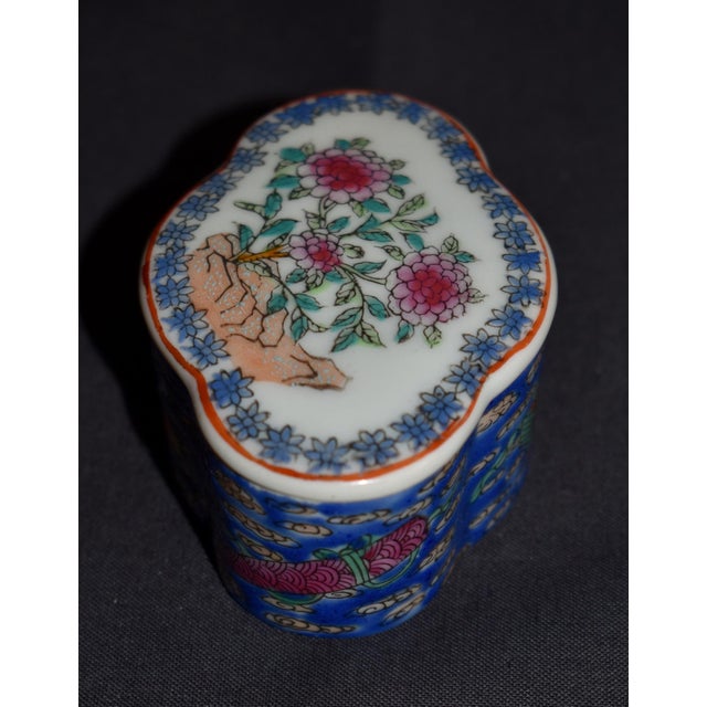 Japanese Porcelain Ware Trinket Box Vintage Painted Floral Lidded Multi Lobe 50s For Sale - Image 11 of 14