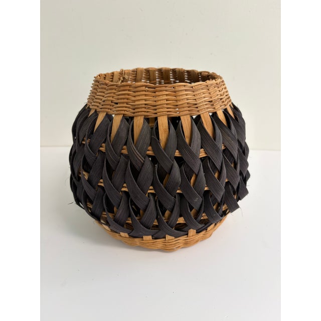 Textile Signed Billy Ruth Sudduth Basket, 1997 – Jacobs Baskets Bakersville Nc For Sale - Image 7 of 8