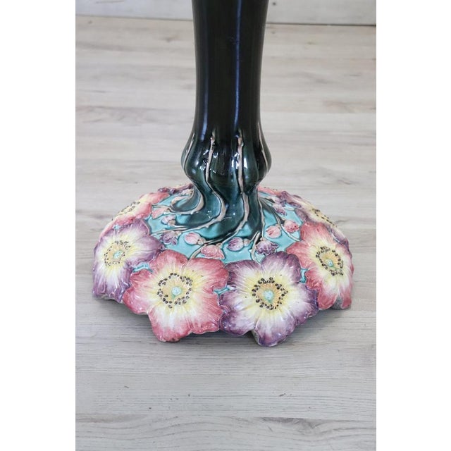 We present this splendid column vase, made in Italy, dating back to the early 20th century. The vase is crafted from...