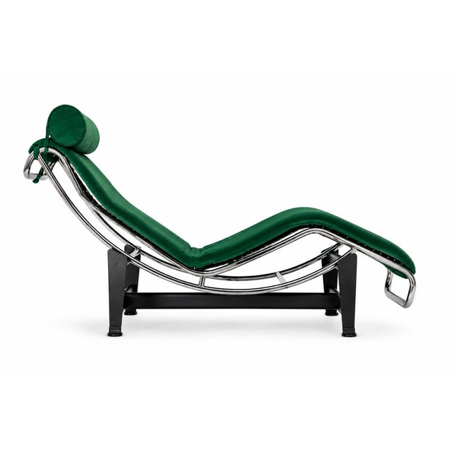 This iconic vintage LC4 chaise featuring its signature sculptural chrome-plated tubular frame and black metal base. The...
