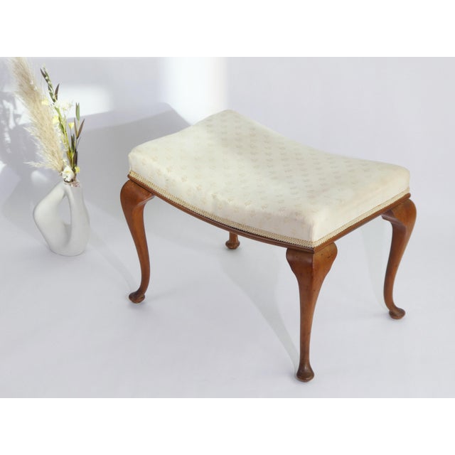 Antique Queen Ann Ottoman with Rectangular Wooden Cabriole Legs and White Upholstery, 1920s For Sale - Image 4 of 12