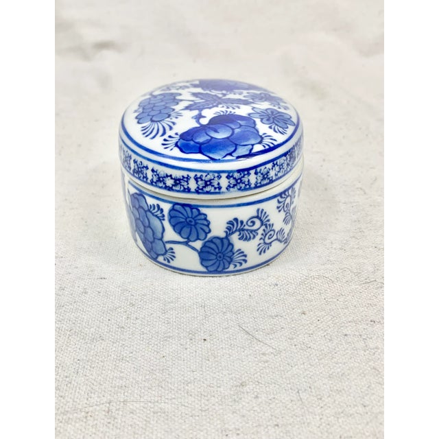 Beautiful vintage ceramic box. Blue and white chinoiserie design. Perfect for display or to use with small jewelry or desk...