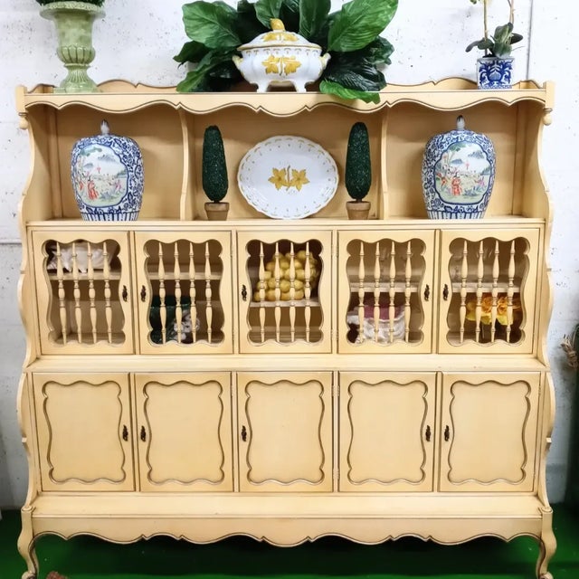 1970s Monumental Scalloped Edge Habersham Style Vintage Pale Yellow French Provincial China Display Hutch Cabinet For Sale - Image 5 of 12