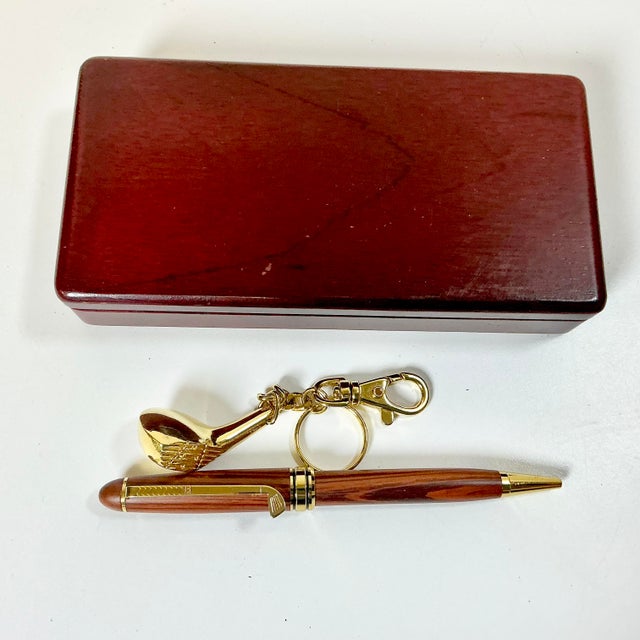 1980s Americana Boho Chic Golf Club Themed Wood Pen and Key Chain Boxed Set For Sale - Image 4 of 12