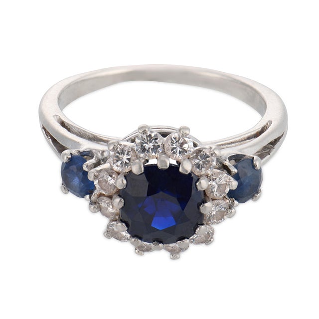 Contemporary 1970s Gia 1.55 Carat No Heat Sapphire Diamond Platinum Cluster Ring, Size 5 For Sale - Image 3 of 5