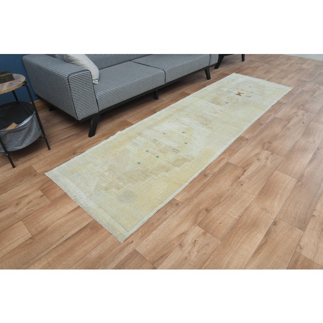 1970s Vintage Handmade Wool Cotton Turkish Cream Area Rug For Sale - Image 9 of 11
