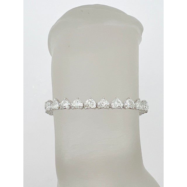 Stunning 14.98 ct. FG VS-SI white diamond heart shapes. Total of 29 stones, each one is 0.50 ct. Length is 7". Handmade in...
