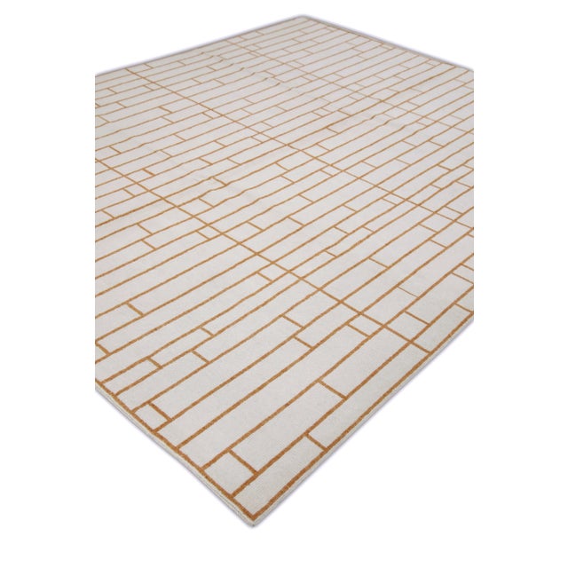 This modern Turkish Oushak rug is a stunning piece of art that has been handwoven using traditional techniques by skilled...