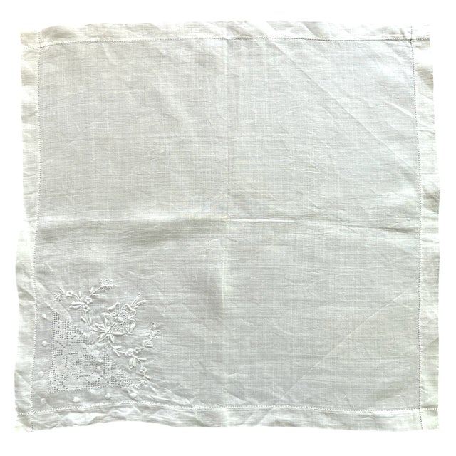 French Provincial Vintage White Linen Napkins With Embroidered Floral Corner Detail – Set of 11 For Sale - Image 3 of 5