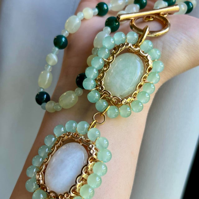 Hollywood Regency 1980s Green Gemstone Jade Bead Necklace Gold Tone Toggle Closure For Sale - Image 3 of 9