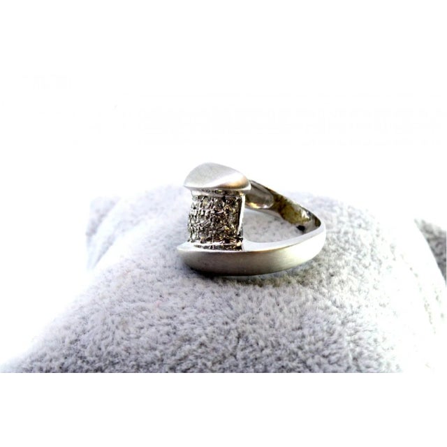 Brushed white gold ring with brilliant-cut diamonds (19). Metal: Gold. Origin: Portuguese. Brand: Veado. Weight: 6.83...