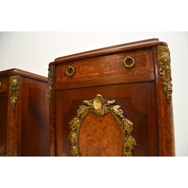French Inlaid Walnut Bedside Tables with Marble Tops, 1870s, Set of 2 For Sale - Image 12 of 16