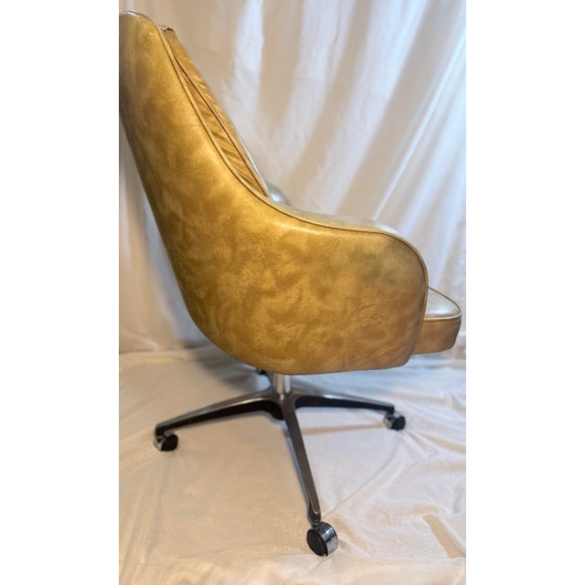 English Country Home Vintage Stoneville Tufted Camel Swivel Executive Chair, 1970s For Sale - Image 4 of 12