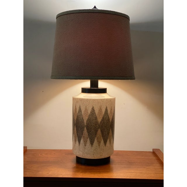 Mid-Century Modern Mid Century Modern Ceramic Diamond Print Table Lamp For Sale - Image 3 of 7