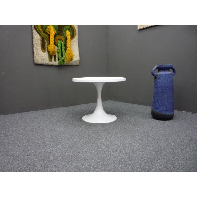 Round Tulip Coffee Table in the style of Knoll, 1960s For Sale - Image 6 of 6