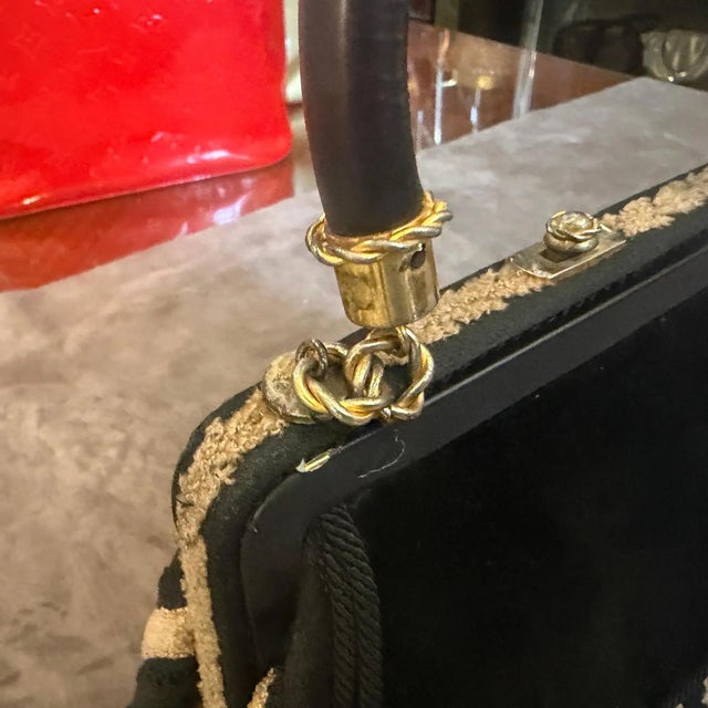 A 1950s Roberta Di Camerino Style Brown and Beige Velvet Italian Top Handle Bag For Sale - Image 13 of 14