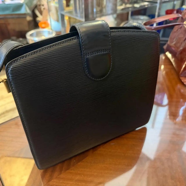 A 1993 Vintage Louis Vuitton Black Epi Leather Capucines Shoulder Bag For Sale - Image 12 of 15