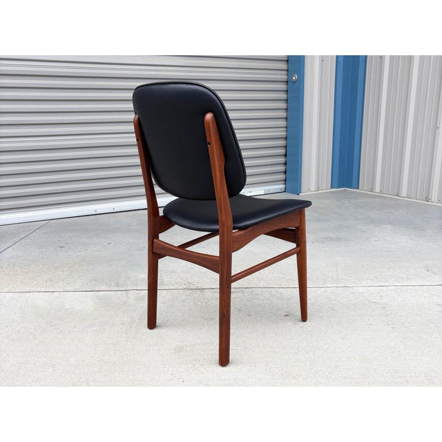 1960s Set of 6 Refinished Danish Modern Teak & Black Vinyl Dining Chairs- Set of 6 For Sale - Image 14 of 15