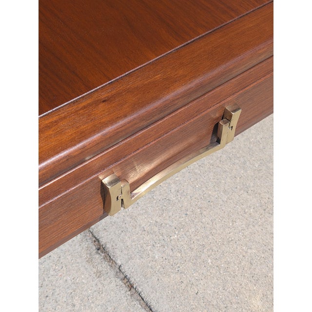 Brown Refinished Mid Century Walnut End/Coffee Table by Heritage, C1960s For Sale - Image 8 of 17