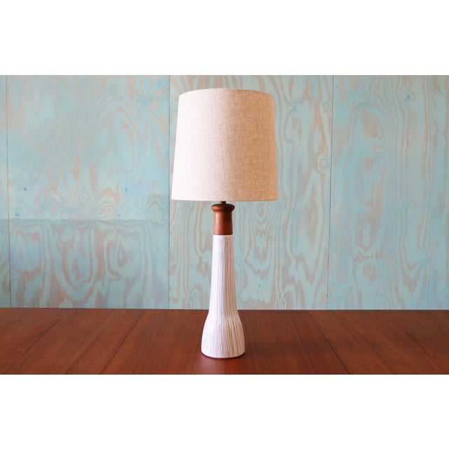 Mid-Century Modern 1960s Jane and Gordon Martz Table Lamp M165 Marshall Studios Matte White Tan Incising Walnut For Sale - Image 3 of 9