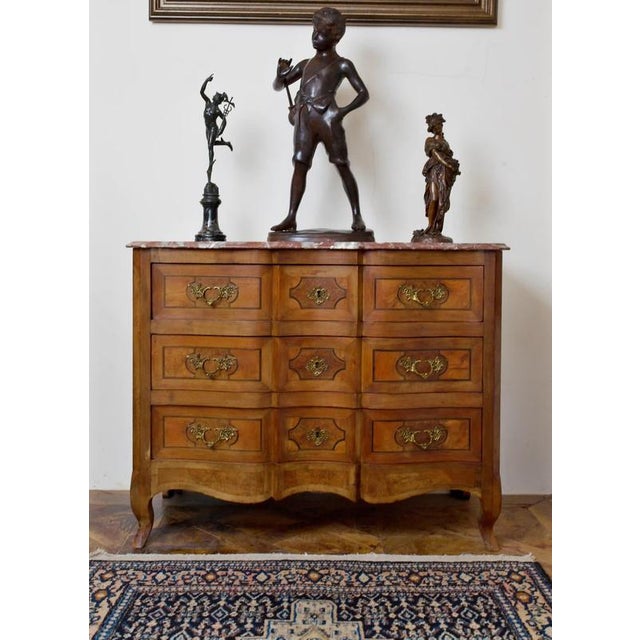 Elegant antique chest of drawers in the Louis XV style, dating from around 1900. The chest of drawers impresses with its...