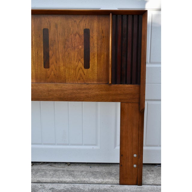 1970s Vtg. Lane Walnut & Rosewood Queen/Full Mid Century Modern Headboard For Sale - Image 5 of 13