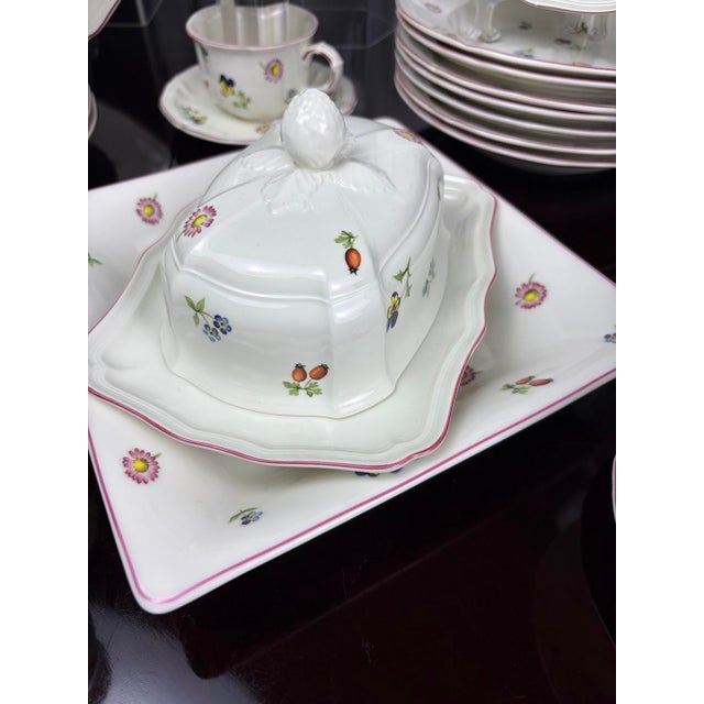 Villeroy & Boch Vintage English Villeroy & Boch "Petite Fleur" Porcelain Dinnerware & Serving Set - 58 Pieces For Sale - Image 4 of 18