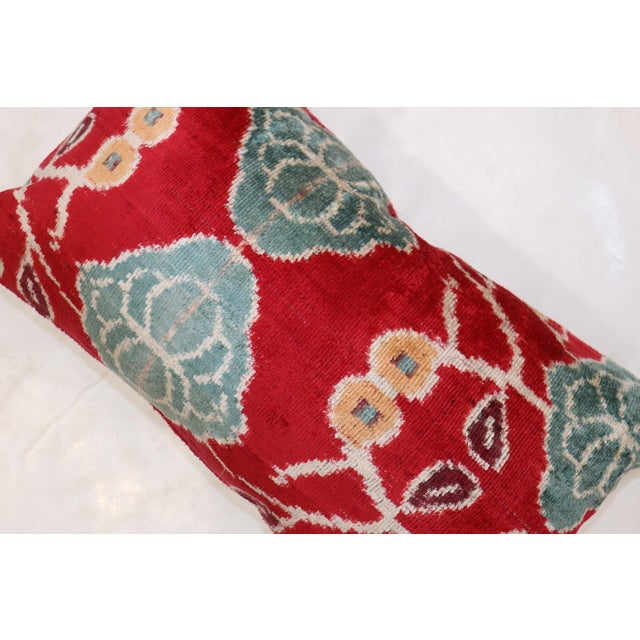 Boho Chic Pair of Red Ikats Pillows rug no. i141 For Sale - Image 3 of 6