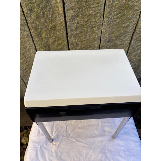 Mod Elba Kidney-Shaped Side Table with Foldable Plastic Top and Chromed Metal Legs For Sale - Image 5 of 16