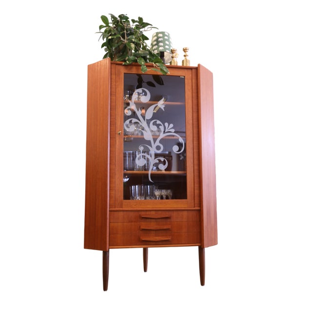 Mid-Century Modern Danish Corner Display Cabinet in Teak by Gunni Oman for Omann Jun, 1960s For Sale - Image 3 of 10