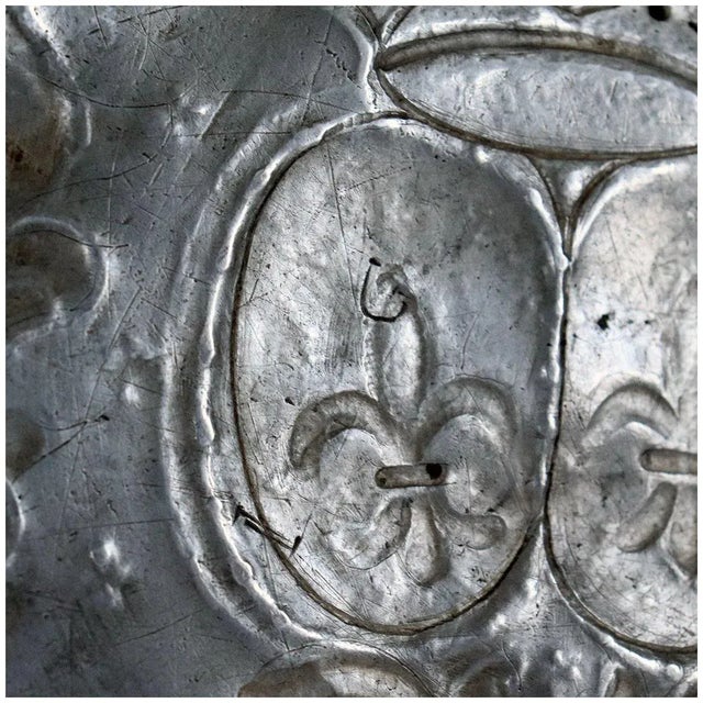 French Pewter Chased and Repousse Armorial Wavy Edge Reeded Plate For Sale In Denver - Image 6 of 7